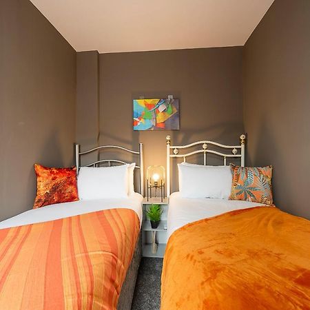 Art-Filled Bohemian 1 Bedroom Apt 2 Beds Colourful Praise Inn Apartment Кінгстон-апон-Галл Екстер'єр фото