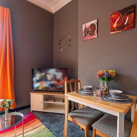 Art-Filled Bohemian 1 Bedroom Apt 2 Beds Colourful Praise Inn Apartment Кінгстон-апон-Галл Екстер'єр фото
