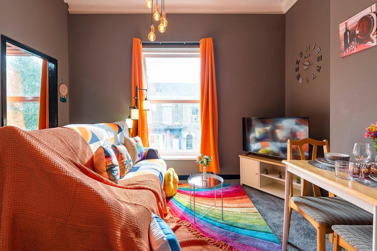 Art-Filled Bohemian 1 Bedroom Apt 2 Beds Colourful Praise Inn Apartment Кінгстон-апон-Галл Екстер'єр фото