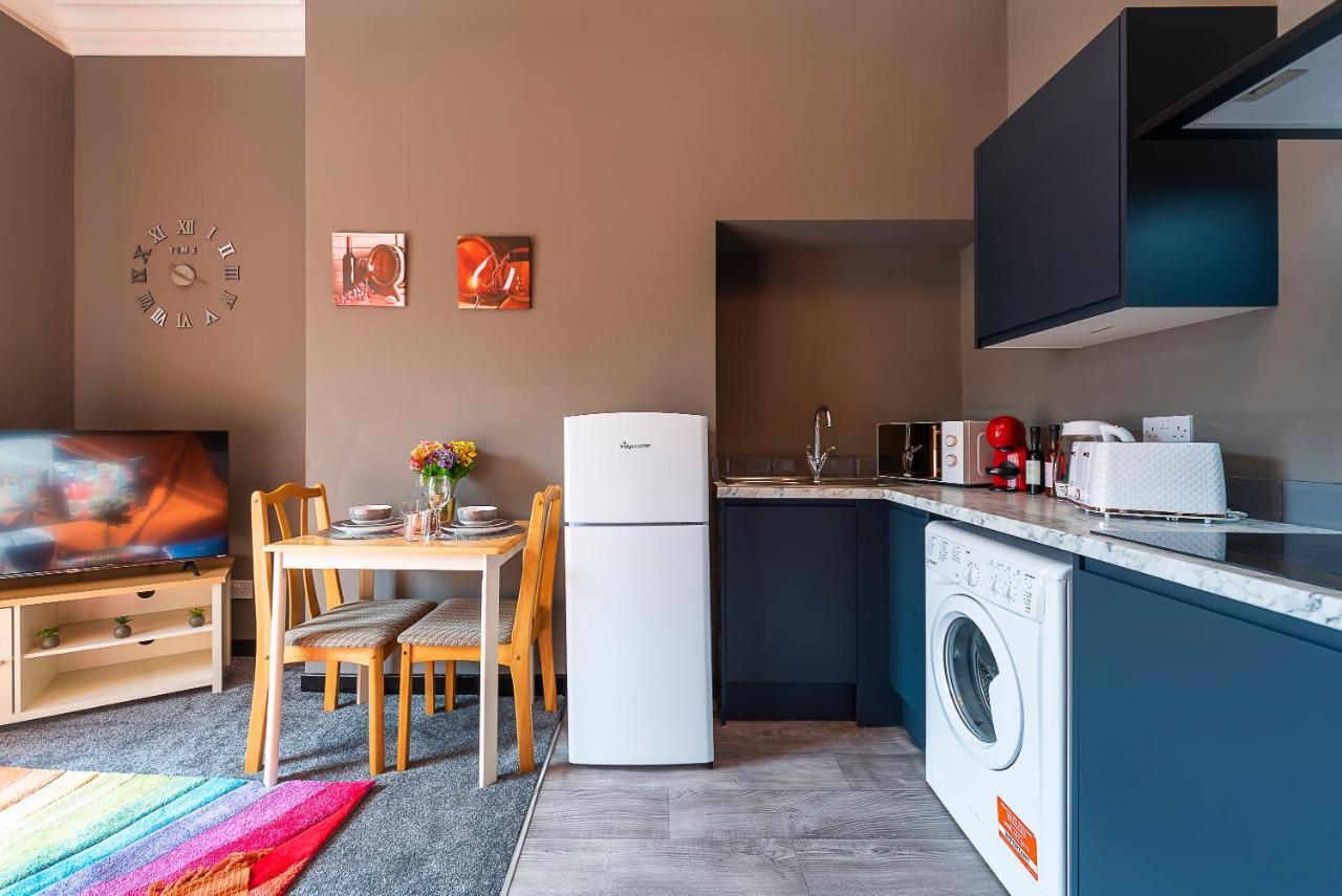 Art-Filled Bohemian 1 Bedroom Apt 2 Beds Colourful Praise Inn Apartment Кінгстон-апон-Галл Екстер'єр фото